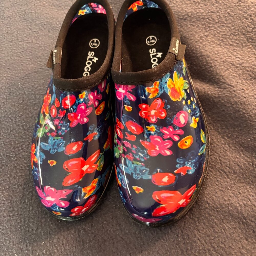 Super cute Garden Sloggers size 6